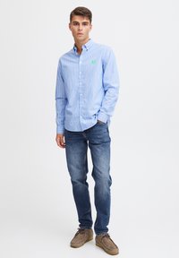 Casual Friday - KARUP 5 POCKET REGULAR - Jeans a sigaretta - denim mid blue Immagine in miniatura 1