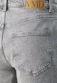Vero Moda VMTESS CUT OFF - Džinsiniai šortai - medium grey denim