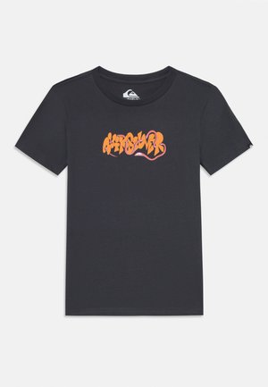 Mørk grå bomull T-skjorte med flerfarget graffiti-inspirert tekst i oransje og rosa. Korte ermer, rund hals og en normal passform.