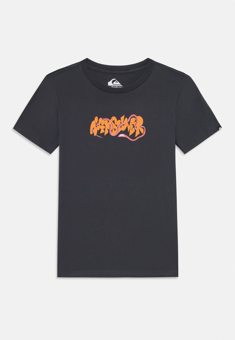 Mörkgrå bomullströja med flerfärgad graffiti-liknande text i orange och rosa. Korta ärmar, rund hals och normal passform.