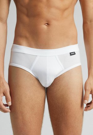 Herren weißen Slips mit softem elastischen Bund, aus glattem Baumwollstoff gefertigt, mit einer enganliegenden Passform und keinen sichtbaren Mustern.