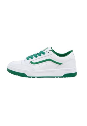 Basket basse blanche avec des lacets verts, une doublure intérieure verte, une semelle verte et un détail de bande verte le long du côté.