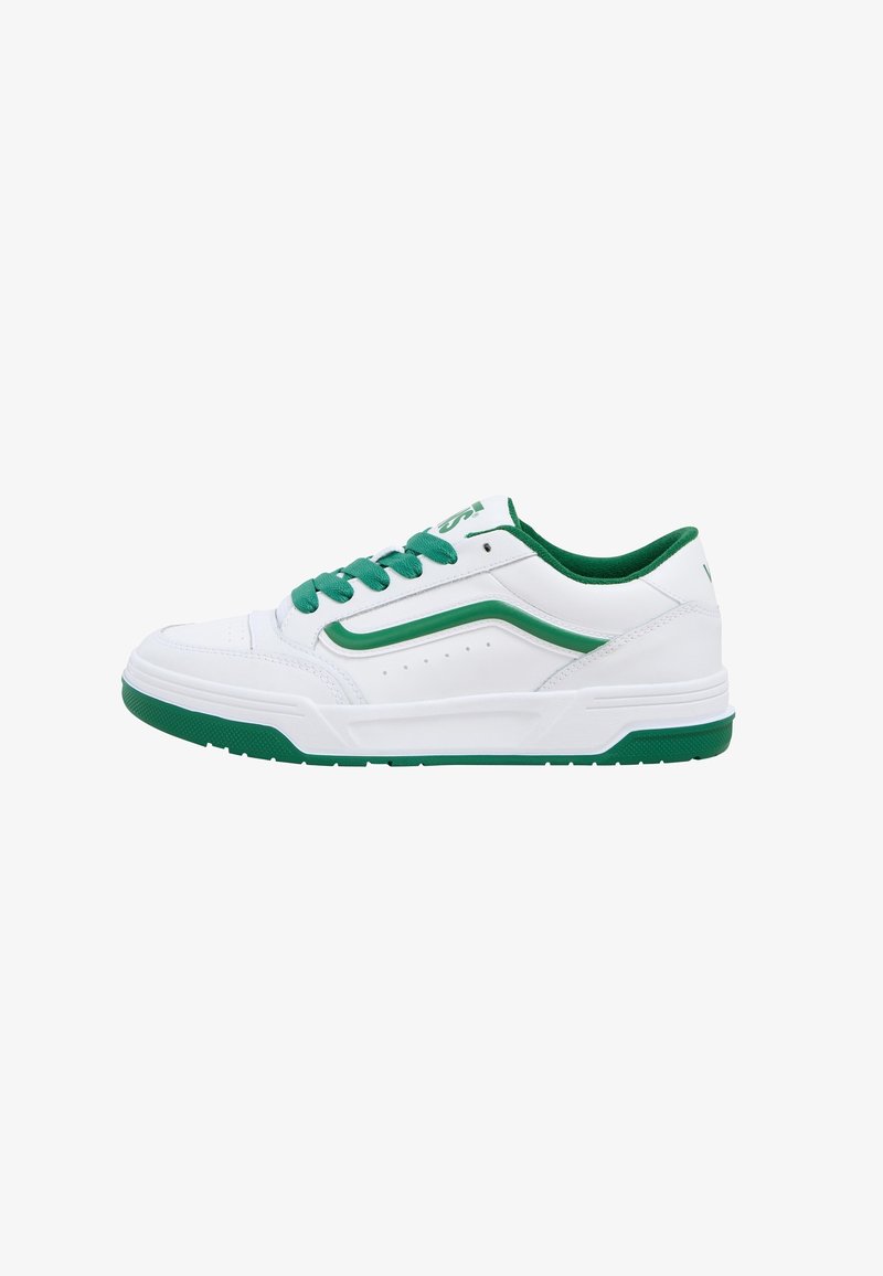 Basket basse blanche avec des lacets verts, une doublure intérieure verte, une semelle verte et un détail de bande verte le long du côté.