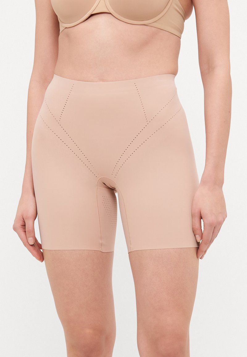 Beige hoge taille shorts van gladde stof, met geperforeerde details en een figuuraccentuerend ontwerp dat tot halverwege de dijen reikt.