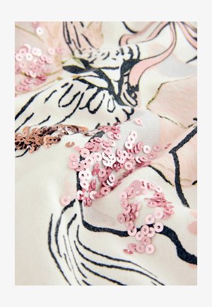 Lilleline kangas roosa ja musta detailiga, kaunistatud hajutatud roosade sädelevate kividega, et lisada tekstuuri ja visuaalset huvi.