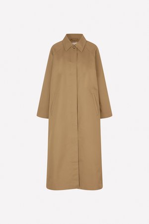 Beige trenchcoat met een kraag, lange mouwen en zijzakken; heeft een rechte snit en een gladde stoftextuur.