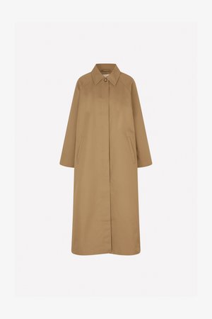 Beige trenchcoat met een kraag, lange mouwen en zijzakken; heeft een rechte snit en een gladde stoftextuur.