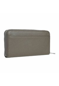 Portafoglio in pelle grigio, con superficie texture, chiusura a zip e una fessura per carte sul davanti. Design rettangolare con bordi lisci.