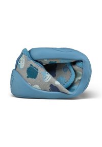 Chaussure bleue avec une semelle en caoutchouc souple et texturée. La tige est en tissu gris avec un motif ludique dans des tons bleus.