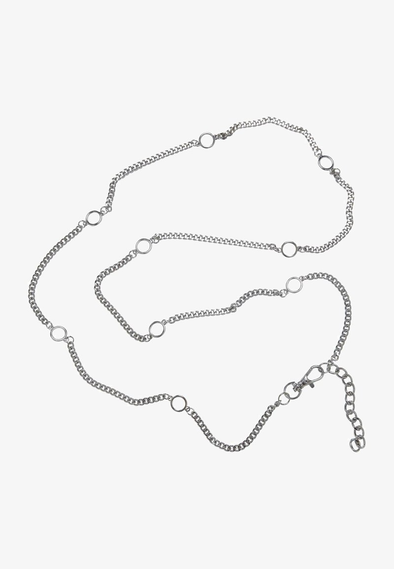 Silvermetallkedja med sammanlänkade länkar, cirkulära ringar och en kräftkrok. Texturerad yta med en glänsande finish. Längden varierar med justerbar kedja.