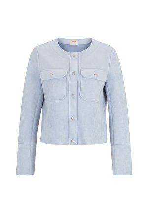 Lys blå, suedet jakke med rund halsudskæring, lange ærmer, to frontlommer og dekorative knapdetaljer.
