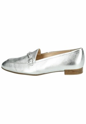 Mocassins en cuir argenté avec un petit talon, présentant un bout arrondi et un détail métallique à l'avant. Texture lisse, design minimaliste.