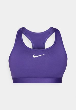 Lilla Nike sportsbh med racerback-design og hvitt Nike swoosh-logo senteret foran.