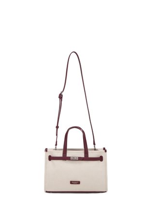Sac à main rectangulaire beige avec poignées bordeaux, bandoulière réglable et fermoir métallique sur la fermeture avant.