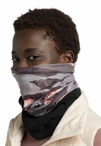 Gaiter de cuello multicolor con un patrón geométrico en tonos de gris y negro, con una textura suave, superpuesto a una sección de forro polar negro.