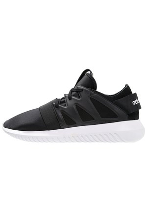 Baskets Adidas noires avec semelle blanche, bande élastique au niveau des orteils, lacets sur l’avant et logo sur la languette du talon, montrées en profil latéral.
