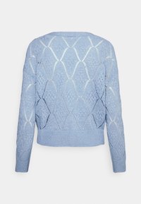 Světle modrý pletený svetr s otvorovým diamantovým vzorem, dlouhými rukávy a žebrovaným lemem, který má kulatý výstřih a jemnou texturu.