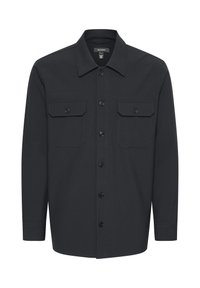 Chemise noire à manches longues, boutonnée, avec deux poches poitrine et un col, présentée sur fond blanc.
