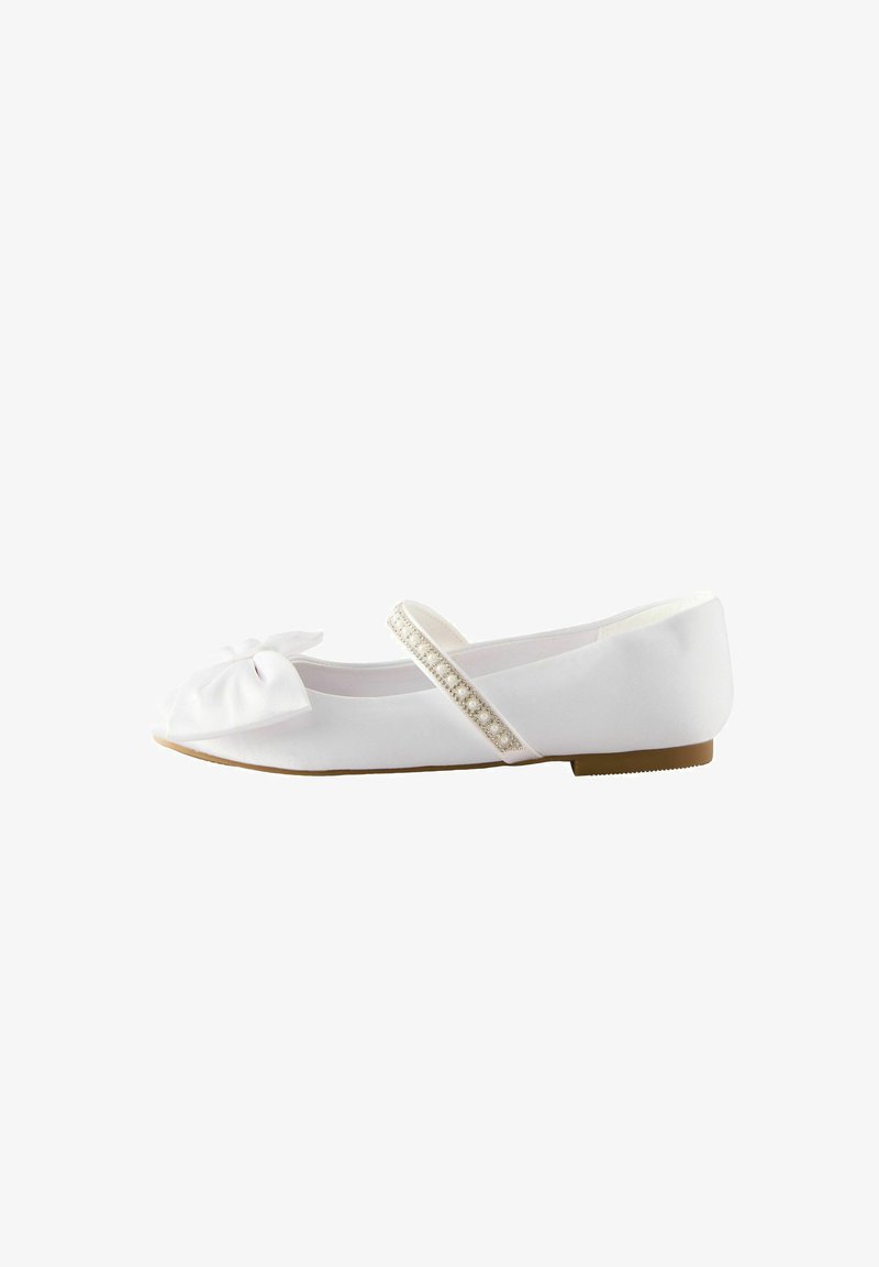 Ballerine in satin bianco con un fiocco sulla punta, una fascia decorativa con piccole gemme e una suola piatta.