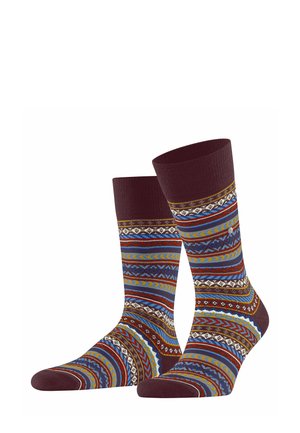 Stricksocken in Burgundy mit mehrfarbigen geometrischen und wellenförmigen Mustern, die blaue, gelbe und weiße Akzente aufweisen. Strukturierter gerippter Bund.