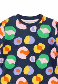 Sudadera colorida con fondo marino y patrones abstractos en rosa, verde, amarillo, naranja y azul. Cuello de canalé.