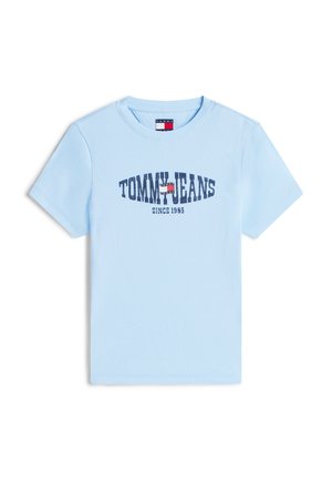 T-shirt bleu clair à manches courtes côtelé avec le texte "TOMMY JEANS", un logo drapeau rouge, blanc et bleu, et l'inscription "SINCE 1985" imprimée sur le devant.