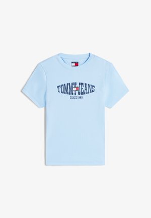 Jasnoniebieski prążkowany T-shirt z krótkim rękawem, z napisem "TOMMY JEANS", logo flagi w kolorach czerwonym, białym i niebieskim oraz nadrukiem "SINCE 1985" na przodzie.