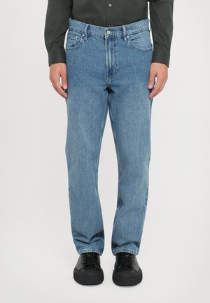 Lichtblauwe denim jeans met een rechte pasvorm, voorzien van vijf zakken, zichtbare stiksels en een knoopsluiting bij de taille.