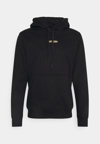 Sudadera con capucha negra hecha de tela suave, con un bolsillo canguro, cordones ajustables y un sutil logo dorado en el frente.