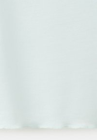 Tissu bleu clair uni avec une texture tricotée visible et un bord subtil en forme de vague en bas.