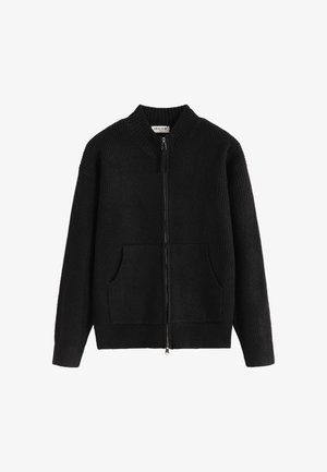 Pull noir en maille côtelée avec fermeture éclair, col montant, poches avant et coupe droite. Texture douce et style polyvalent.
