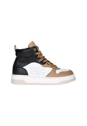 Hoge sneakers met zwarte, witte en tan panelen, tan veters, witte zool en geometrisch logo op de zijkant.