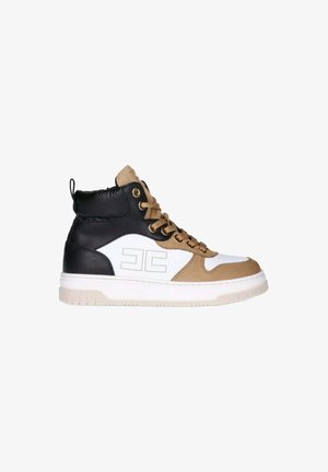 Hoge sneakers met zwarte, witte en tan panelen, tan veters, witte zool en geometrisch logo op de zijkant.