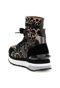 Zwarte en beige panterprint sneaker met elastische sok bovenkant, metallic accenten en een witte, gevoerde zool. Beschikt over een ronde neus en veters.