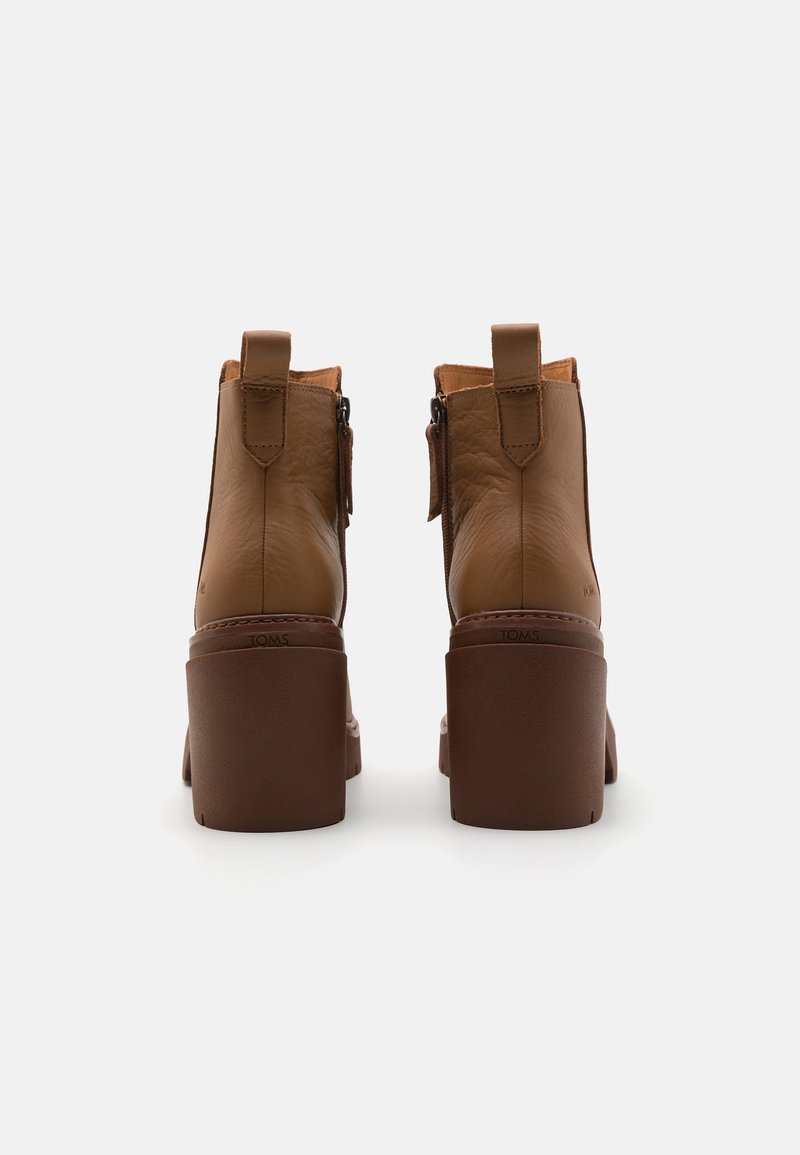 Braune Leder-Stiefeletten mit glatter Oberfläche, seitlichen Reißverschlüssen und einem stabilen braunen Absatz. Strukturelle Akzente in der Nähe des Absatzes.