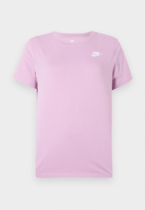 Liliowy T-shirt Nike z krótkim rękawem, z białym logo Nike na górnej lewej części klatki piersiowej, okrągłym dekoltem i gładką tkaniną.