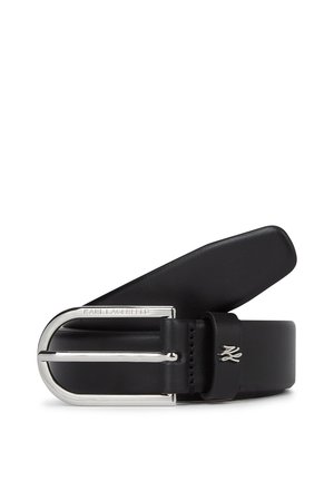 Sort læderbælte med en skinnende sølvspænde. Spændet har indgraveret branding. Bæltet er glat med minimale hardware-detaljer.