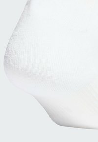 Biała skarpetka do kostki, wykonana z miękkiego materiału o prążkowanej fakturze, z bezszwowym palcem i dopasowanym krojem.