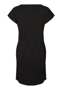 Černé šaty s krátkým rukávem a volným střihem, s tkaničkou v pase. Vyrobené z měkkého materiálu, s jednoduchou a hladkou strukturou.