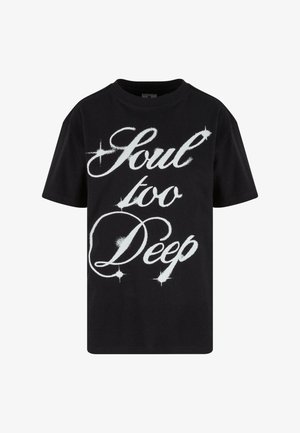 Melna kokvilnas T-kreklā ar baltu grafiku, kas attēlo uzrakstu "Dvēsele pārāk dziļa" ar sparkļiem, brīva piegriezuma un īsām piedurknēm.