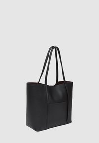 Borsa tote nera in cuoio con finitura testurizzata, due manici lunghi e una tasca frontale. Design a bocca aperta, interni spaziosi.