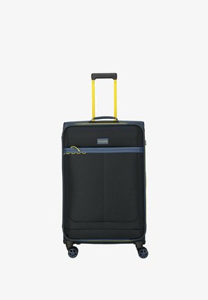 Zwarte rechtopstaande zachte koffer met vier wielen, geel uitschuifbaar handvat, voorvak met rits en grijze ritssluitingafwerking.