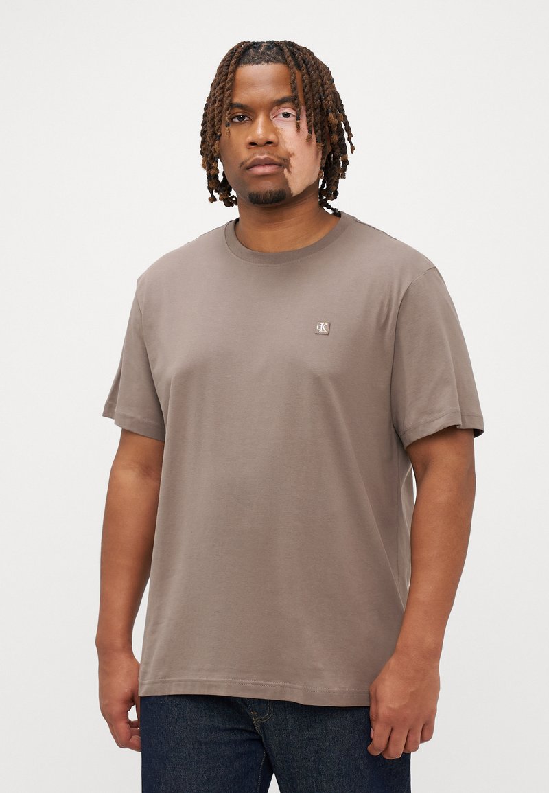Calvin Klein Jeans Plus PLUS EMBRO BADGE TEE - Lihtne T-särk - beige