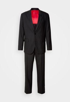 Černý oblek s jednoradovým sakem s výstřihem do V, kalhotami s rovnými nohavicemi a červenou vnitřní podšívkou s logem značky.