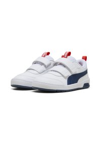 Baskets blanches avec des accents bleu marine, bandes Velcro, semelle en caoutchouc texturée et tirants rouges. Matériau synthétique lisse avec des détails cousus.