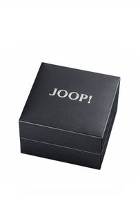 Zwarte gestructureerde cadeauverpakking met een magnetische sluiting, met het zilveren logo "JOOP!" prominent op het bovenoppervlak.