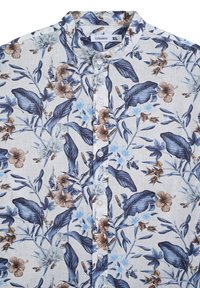 Camicia floreale di Terranova, taglia XL. Presenta uno sfondo bianco, motivi floreali blu e marroni, colletto chino e chiusura con bottoni.