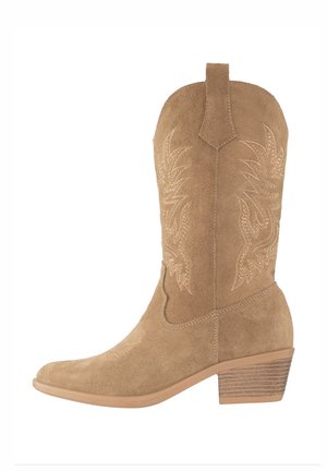 Bota vaquera de ante marrón con detalles bordados ornamentales, puntera afilada y tacón apilado. Presenta una pestaña para facilitar su uso.