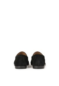 Melnas zamšādas slip-on kurpes ar noapaļotu purngalu un zemu profilu. Satur teksturētu augšdaļu, kontrastējošu brūnu interjeru un minimālistisku dizainu.
