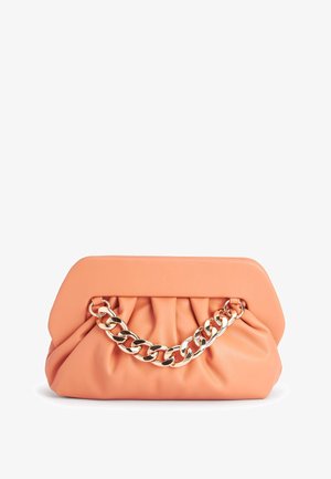 Blød fersken clutch-taske med en rynket tekstur og en fremtrædende chunky guldkæde håndtag foran.